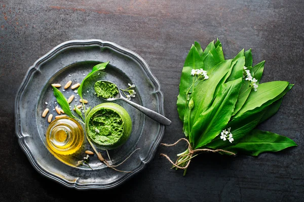 Taze Ramson Sarımsaklı Pesto Yapıyorum Sağlıklı Bahar Yemekleri Konsepti — Stok fotoğraf