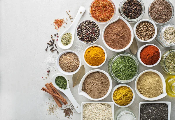 Yemek Pişirmek Için Renkli Otlar Baharatlar Beyaz Taş Arka Planda — Stok fotoğraf
