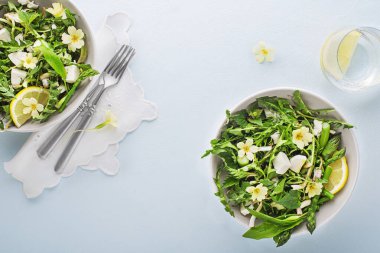 Karahindiba salatası, kuşkonmaz, yabani sarımsak, çiçekler, ısırgan otu ve krem peynir. Sağlıklı bahar detoks gıda malzemeleri.