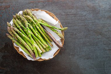 Taze yeşil kuşkonmaz. Bir sürü yeşil kuşkonmaz, üstten görüntü