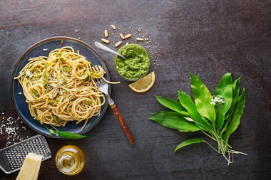 Ramson 'la taze makarna yapmak ya da yabani sarımsaklı pesto. Sağlıklı bahar yemekleri konsepti