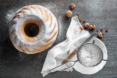 Potica, geleneksel Slovenya usulü cevizli kek rulosu. Cevizle doldurulmuş tatlı ekmek ve şekerle serpiştirilmiş