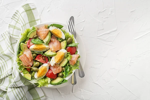 Salade Laitue Verte Fraîche Avec Saumon Fumé Tomates Cerises Oeuf — Photo