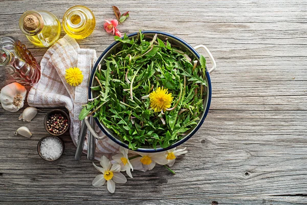 ドレッシングと新鮮なタンポポのサラダ 健康的な春の食のコンセプト — ストック写真