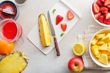 Karışık taze meyve karışımı. Taze yaz meyveleri içeren sağlıklı meyve suları.