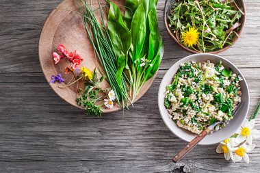 Bahar bitkileri ve bitkilerle taze risotto. Sağlıklı bahar yemekleri konsepti
