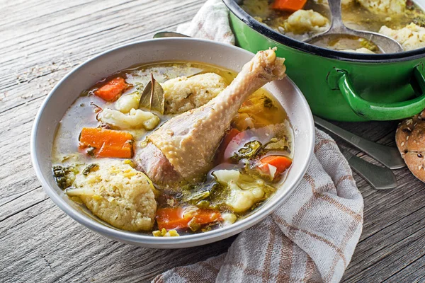 Sup Ayam Segar Dengan Sayuran Dan Pangsit Semolina Atas Meja — Stok Foto