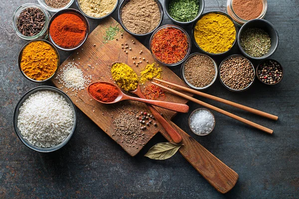Asya Yemekleri Için Renkli Otlar Baharatlar Gri Taş Arka Planda — Stok fotoğraf