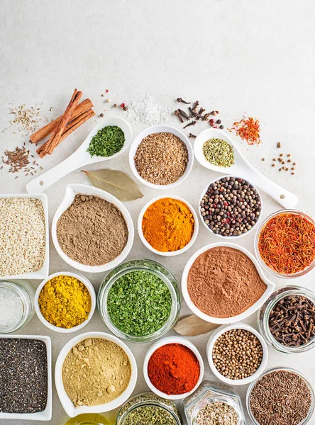 Yemek Pişirmek Için Renkli Otlar Baharatlar Beyaz Taş Arka Planda — Stok fotoğraf