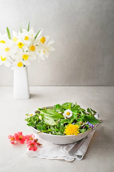 野生大蒜 蒲公英等药材和野生食用植物在早春生长 香草和植物的春季桌布背景 — 图库照片