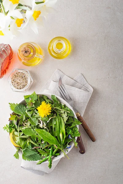 Salade Saine Avec Des Plantes Des Herbes Printemps Pissenlit Ail — Photo