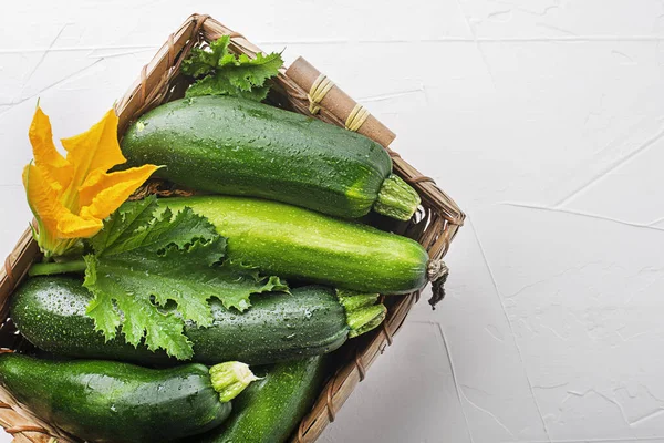 Košík Čerstvých Zeleniny Plodin Čerstvou Cuketou Bílém Pozadí Detailní — Stock fotografie