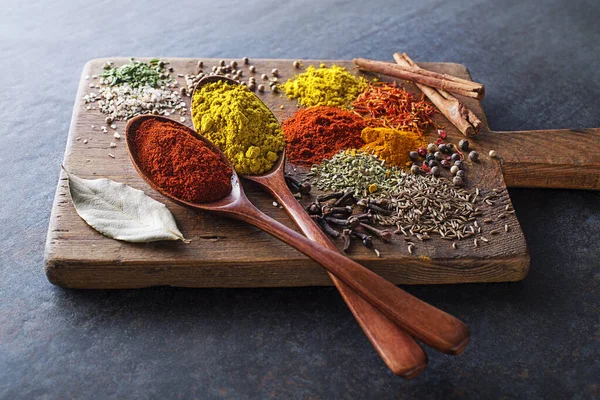 五颜六色的香草和调味品烹调菜肴 灰色石头背景特写中的印度和亚洲香料 — 图库照片