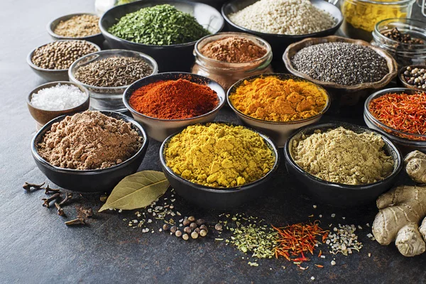 五彩缤纷的香草和调味品烹调食物 灰色石头背景特写中的印度和亚洲香料 — 图库照片