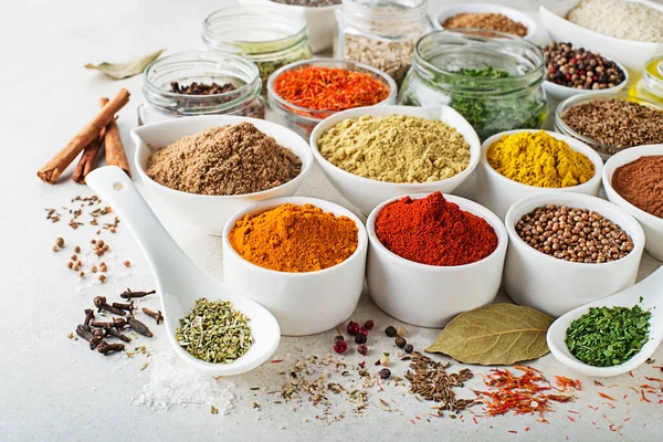 五彩缤纷的香草和调味品烹调食物 印度和亚洲香料在白石背景特写 — 图库照片