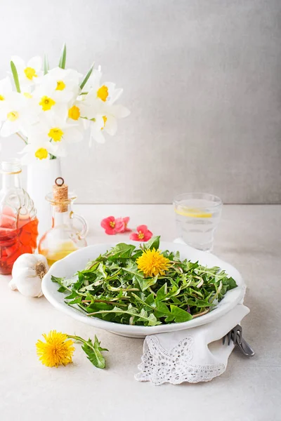 Taze Karahindiba Salatası Sos Sağlıklı Bahar Yemekleri Konsepti — Stok fotoğraf