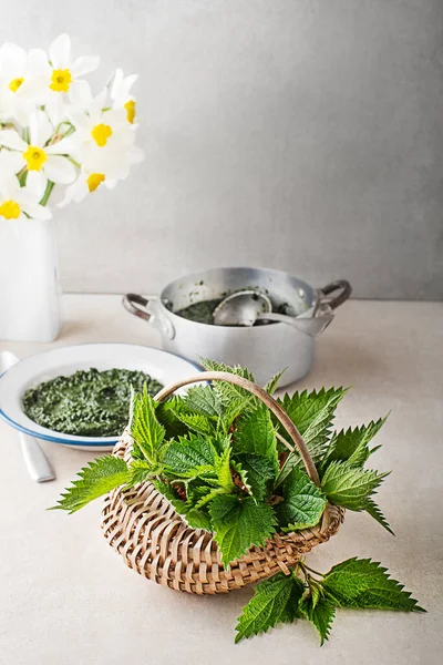 若い芽明るいテーブルの背景に健康的な料理のためにNettleの葉 春の健康デトックス食品 — ストック写真