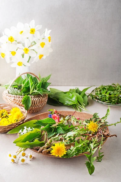 Fondo Mesa Primavera Con Flores Hierbas Plantas Ajo Silvestre Ortiga — Foto de Stock