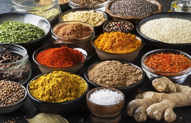 Yemek pişirmek için renkli otlar ve baharatlar. Hint ve Asya baharatları arka plan yakın plan