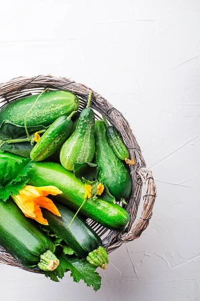 Koš Čerstvých Zeleninových Plodin Čerstvou Cuketou Okurkami Bílém Pozadí Detailní — Stock fotografie