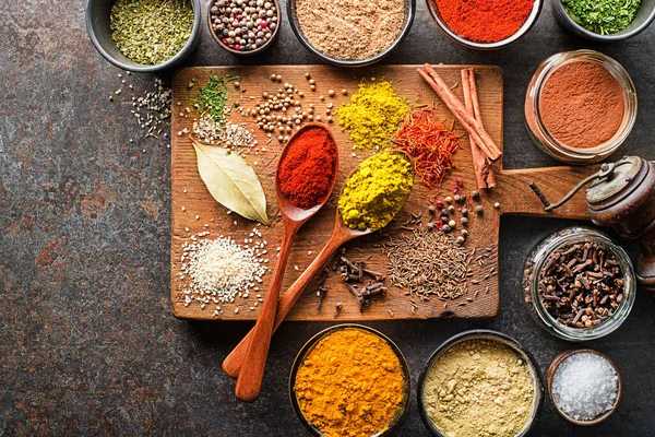 五彩缤纷的香草和调味品烹调食物 灰色石材背景下的印度和亚洲香料 顶部视图 — 图库照片