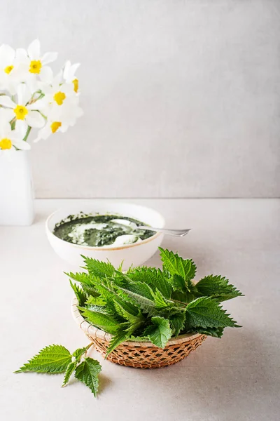 Young Shoot Nettle Leaves Healthy Dish Bright Table Background Spring — Stock Photo, Image