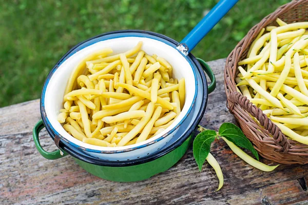 新鮮な黄色の文字列豆を摘み取り ヘルシーな料理の材料 — ストック写真