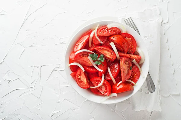 Frischer Tomatensalat Mit Zwiebel Und Petersilie Auf Weißem Tischhintergrund Konzept — Stockfoto