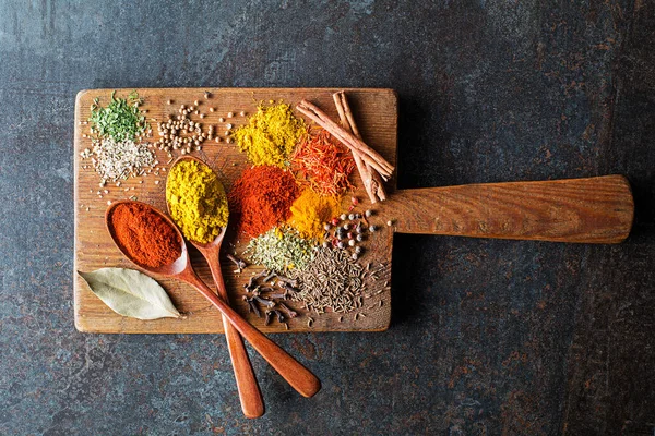 五颜六色的香草和调味品烹调菜肴 灰色石头背景特写中的印度和亚洲香料 — 图库照片