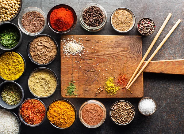 Πολύχρωμα Υλικά Βότανα Και Μπαχαρικά Για Μαγείρεμα Πιάτα Ασιατικά Μπαχαρικά Εικόνα Αρχείου