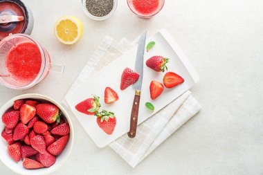 Karışık taze meyve karışımı. Taze yaz meyveleri içeren sağlıklı meyve suları.