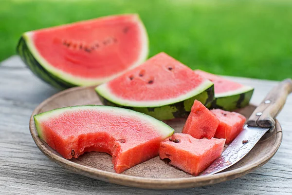 Frisse Gesneden Watermeloen Houten Tafel Achtergrond Buiten Stockfoto