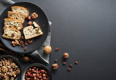 Geleneksel ev yapımı bisküviler siyah masa arkasında. Fındıklı ve kuru üzümlü nefis cantucci kurabiyeleri..