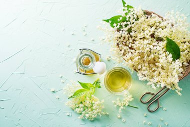 Çiçek şurubuyla serinletici yaz içeceği. Atalarımızın çiçekleri limonata yaparmış.