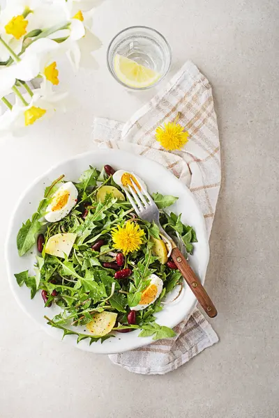 Paardebloem Salade Met Eieren Aardappelen Bonen Heldere Tafel Achtergrond Closeup Stockfoto