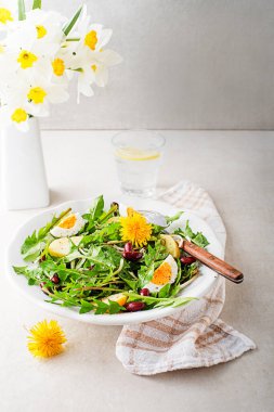 Yumurtalı karahindiba salatası, patates ve fasulye parlak masa arkasında yakın plan.