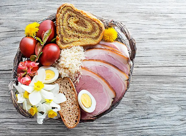 Comida Tradicional Pascua Con Jamón Huevos Pan Canasta Vacaciones Fondo — Foto de Stock