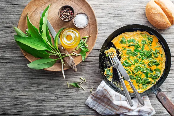 Omelete Primavera Com Ramson Fresco Folhas Alho Selvagem Conceito Alimentação Imagens Royalty-Free