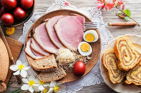 Pasen Traditionele Gerechten Met Ham Eieren Brood Vakantie Achtergrond Pasen Rechtenvrije Stockfoto's