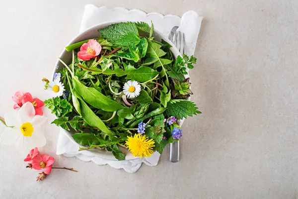 Frühling Tisch Hintergrund Mit Blumen Kräutern Und Pflanzen Bärlauch Brennnessel Stockbild