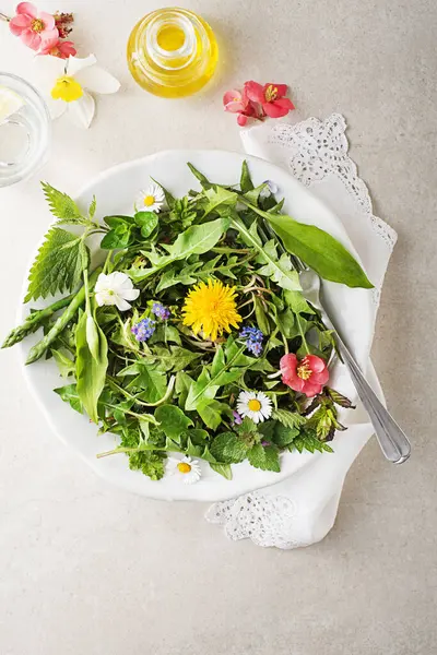 Çiçekli Bahar Salatası Otlar Bitkiler Yabani Sarımsak Isırgan Otu Karahindiba Stok Fotoğraf