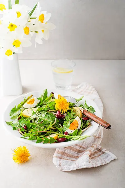 Paardebloem Salade Met Eieren Aardappelen Bonen Heldere Tafel Achtergrond Closeup Rechtenvrije Stockfoto's