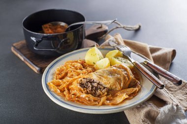 Et, pirinç ve sebzeli ev yapımı lahana ruloları. Sarma olarak da bilinen geleneksel lahana yaprakları.