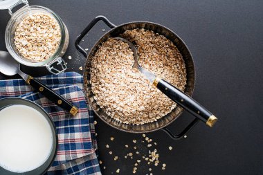Yulaf ezmesi kasesi. Pişmiş yulaf ezmesi taze sütle servis edilir. Sağlıklı yiyecekler, diyet. Üst görünüm.