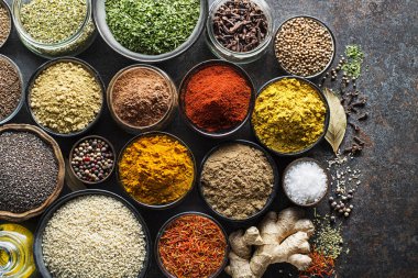 Yemek pişirmek için renkli otlar ve baharatlar. Hindistan ve Asya baharatları Gri taş arka planda yakın plan