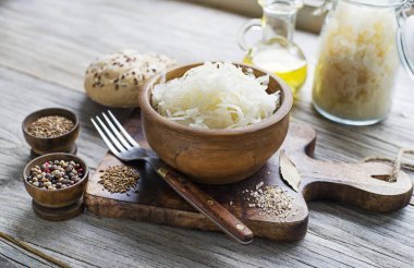 Ev yapımı lahana turşusu, karabiber ve ahşap kasede kimyon tohumları..