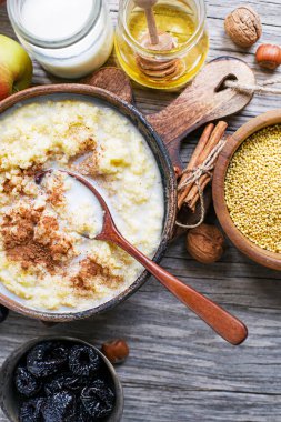 Süt, kuru erik ve tarçınlı Millet Lapası, Lezzetli geleneksel Slovenya Kahvaltısı