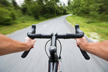 Yol bisikleti doğada geniş açılı hızlı çekim. Yolda manzara bisikleti