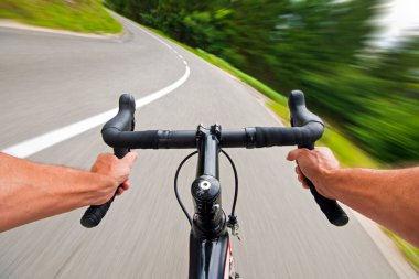 Yol bisikleti doğada geniş açılı hızlı çekim. Yolda manzara bisikleti
