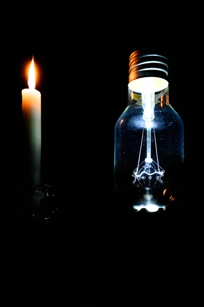 Kerze Und Glühlampe Der Nacht Auf Schwarzem Hintergrund — Stockfoto